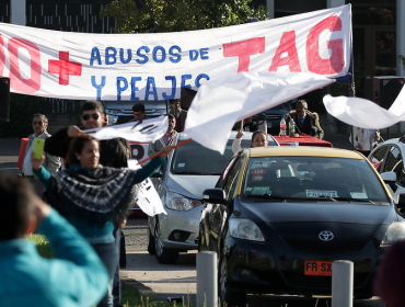 Manifestantes bloquearon autopista Vespucio Norte en rechazo al alza de los TAG