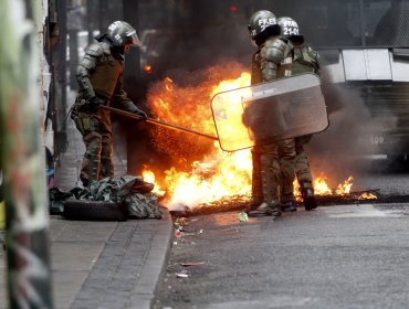 Violencia en el Puerto: "Tímido" liderazgo de Gobernadora de Valparaíso y fuertes insultos en su contra marcan disturbios