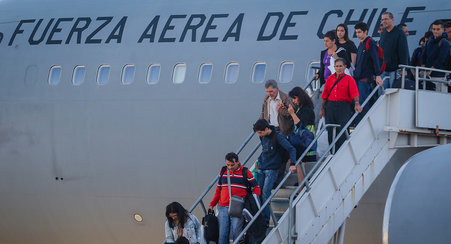 55 chilenos y ocho argentinos volvieron al país desde Venezuela