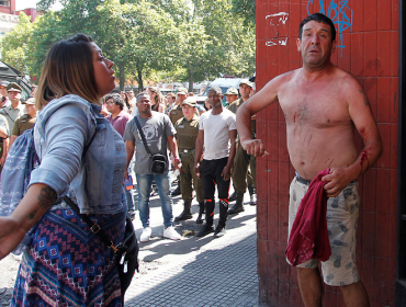 Vendedor ambulante se autoinfirió heridas con un vidrio durante operativo policial en Santiago