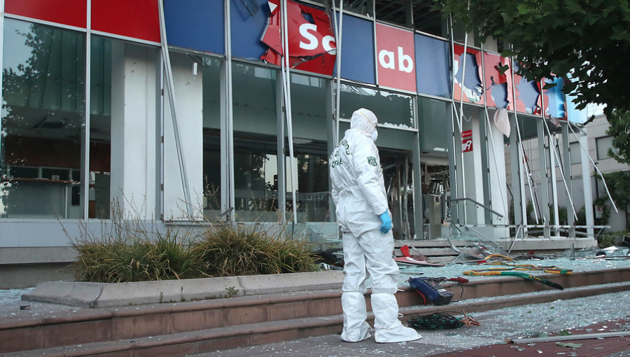 Delincuentes vestidos con chalecos amarillos asaltaron banco en Las Condes