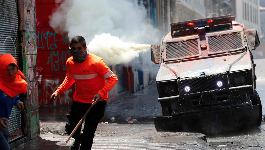 INDH a Carabineros: Hay uso excesivo de gases lacrimógenos en protestas de Valparaíso