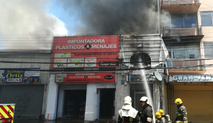 Dos locales comerciales destruidos dejó incendio en pleno centro de Concepción