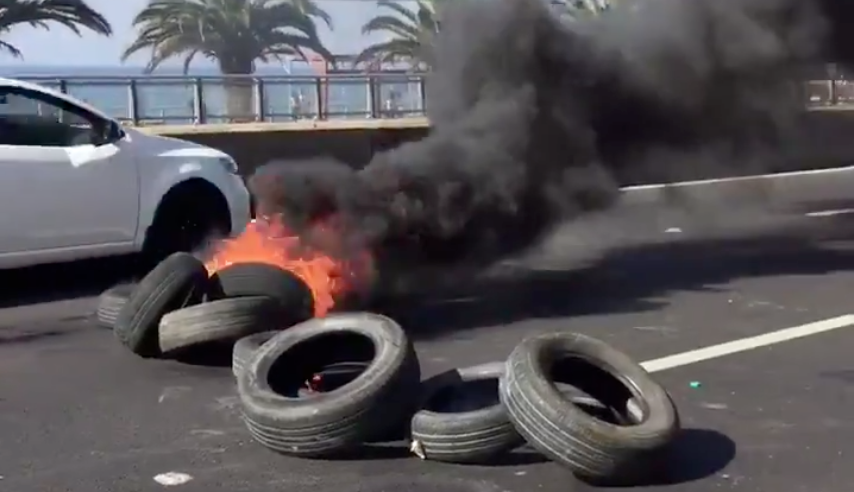 Desconocidos encendieron barricadas en la Av. España en apoyo a los portuarios de Valparaíso