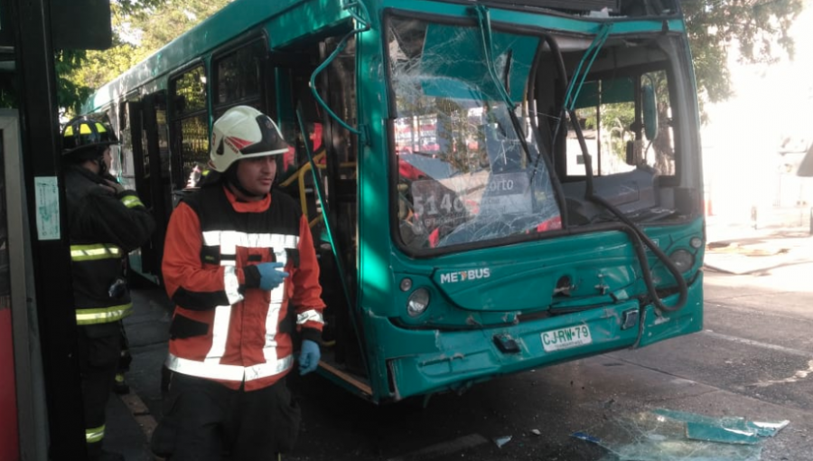 Colisión Entre Dos Buses Del Transantiago Dejó 12 Personas Lesionadas