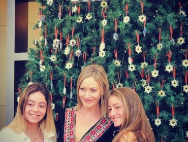 Marcela Vacarezza asiste por primera vez a evento acompañada de sus hijas