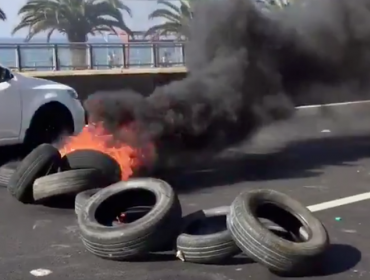 Desconocidos encendieron barricadas en la Av. España en apoyo a los portuarios de Valparaíso