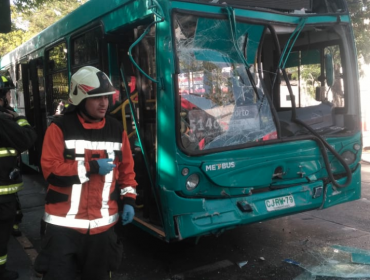 Colisión entre dos buses del Transantiago dejó 12 personas lesionadas