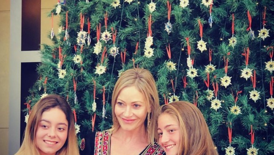 Marcela Vacarezza asiste por primera vez a evento acompañada de sus hijas