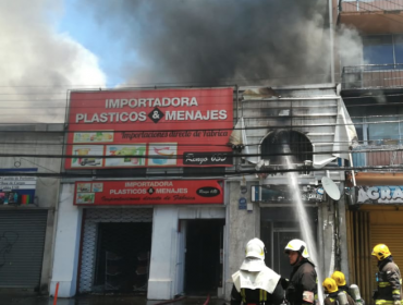 Dos locales comerciales destruidos dejó incendio en pleno centro de Concepción