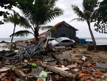 Erupción de volcán desata tsunami que mata al menos a 222 personas en Indonesia