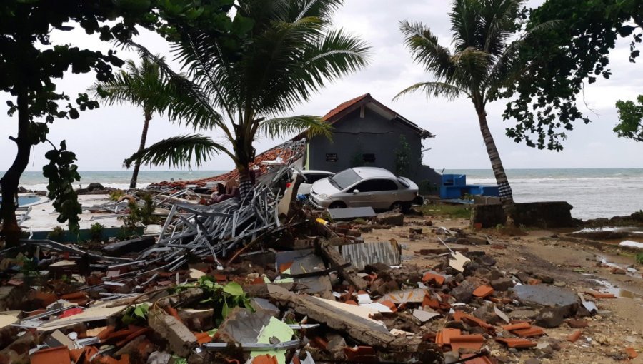 Erupción de volcán desata tsunami que mata al menos a 222 personas en Indonesia