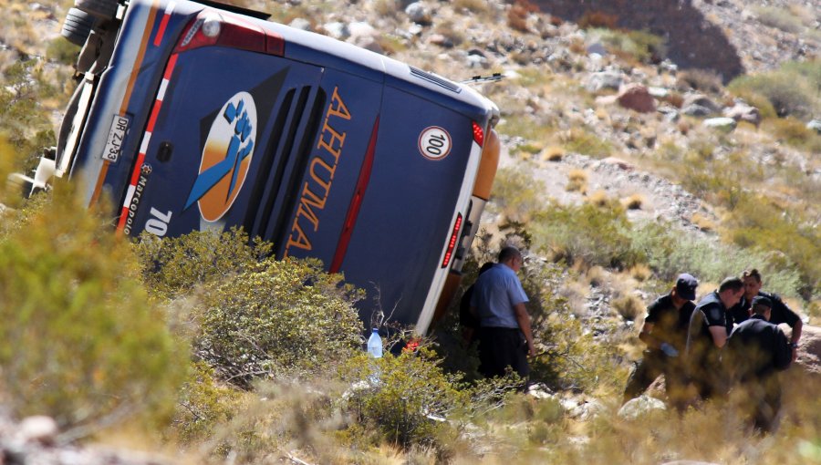 Empresa de bus accidentado aseguró que "conductores mantenían descansos legales"