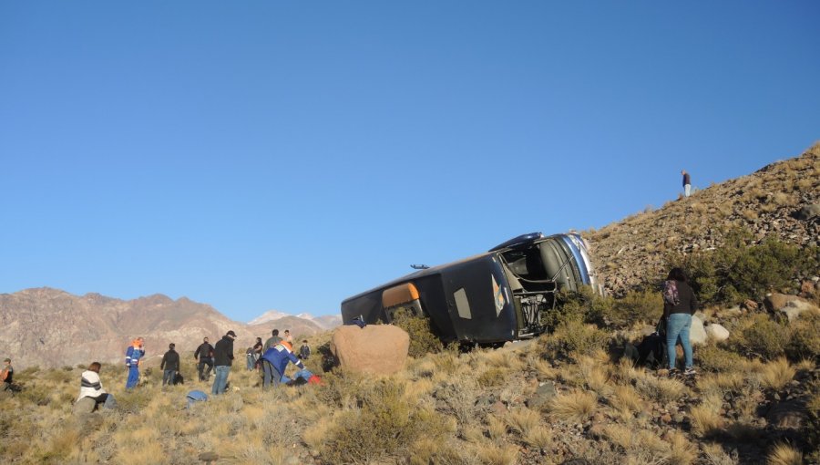 Madre e hija son dos de los tres fallecidos en volcamiento de bus en Mendoza