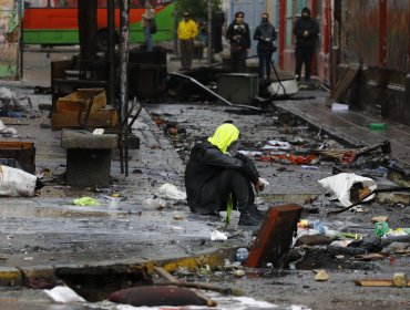 Trabajadores portuarios ayudan en labores de limpieza en Valparaíso