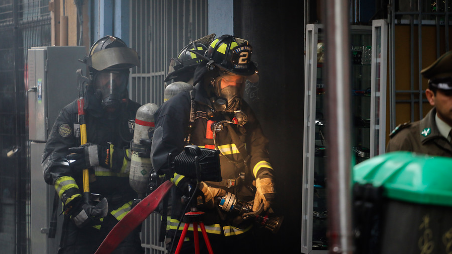 Desperfectos en una cocina originaron incendio estructural en edificio de Viña del Mar