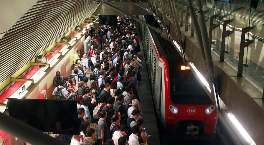 Línea 1 del Metro de Santiago se encuentra funcionando parcialmente