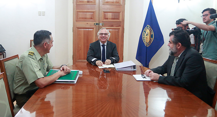 Ministro Chadwick abordó con general Rozas el nuevo alto mando de Carabineros