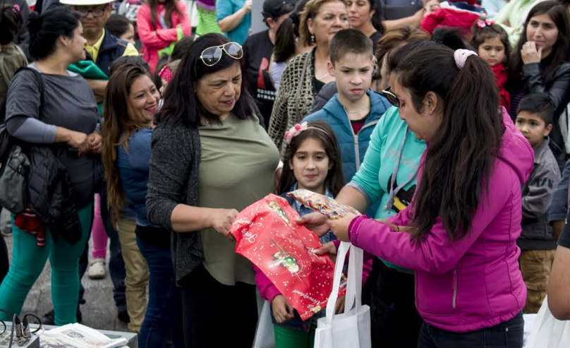 Locatarios de Valparaíso festejaron Navidad con llamado a regresar al Barrio Puerto