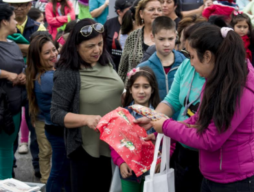 Locatarios de Valparaíso festejaron Navidad con llamado a regresar al Barrio Puerto