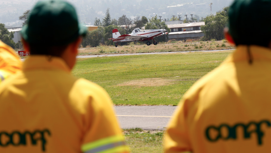 Conaf apuesta a helicópteros y aeronaves menores para combatir incendios forestales