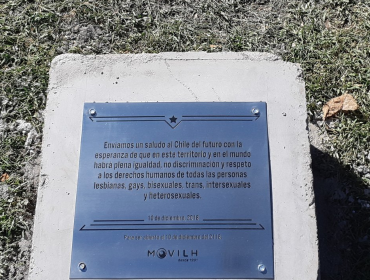 Destruyen placa del primer monumento LGBTI en el cerro Santa Lucía