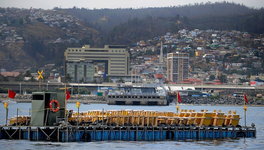 "Año Nuevo en el Mar" comienza a tomar forma con la instalación de balsas con pirotecnia