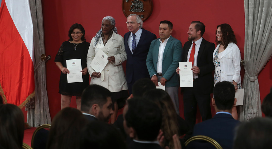 Gobierno entregó 70 cartas de nacionalización: Futbolista de la "U" entre nuevos chilenos