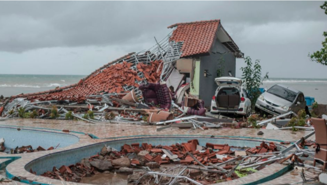 Autoridades elevaron a 430 los muertos por el tsunami en Indonesia