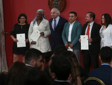 Gobierno entregó 70 cartas de nacionalización: Futbolista de la "U" entre nuevos chilenos