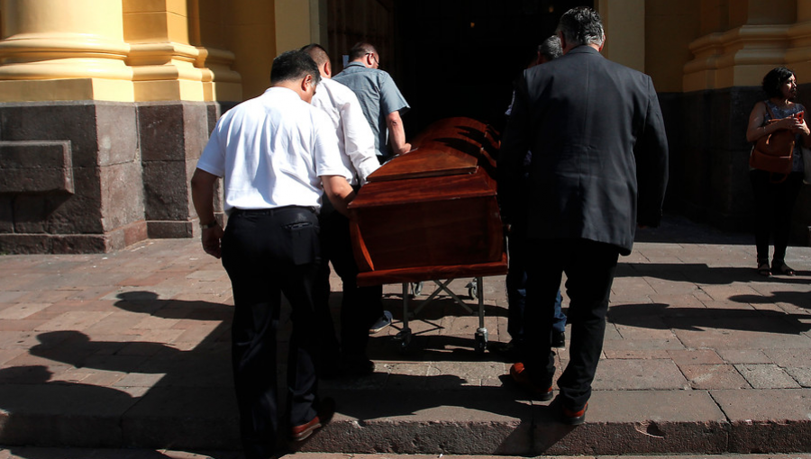 Ex ministro de Salud, Alex Figueroa, está siendo velado en la iglesia Santa Ana