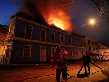 Conocido motel del centro de Valparaíso resultó destruido por incendio