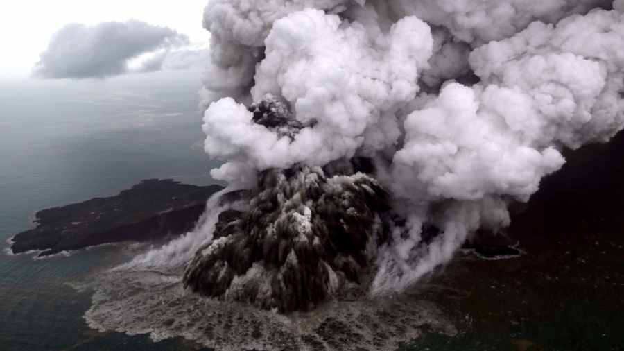 Elevan alerta por erupción del volcán Anak Krakatoa en Indonesia