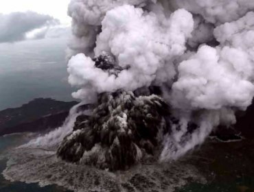 Elevan alerta por erupción del volcán Anak Krakatoa en Indonesia