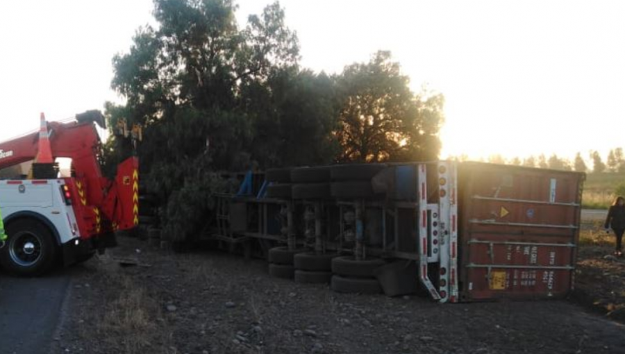 Conductor de camión falleció luego de chocar contra un árbol en ruta San Antonio - Santiago