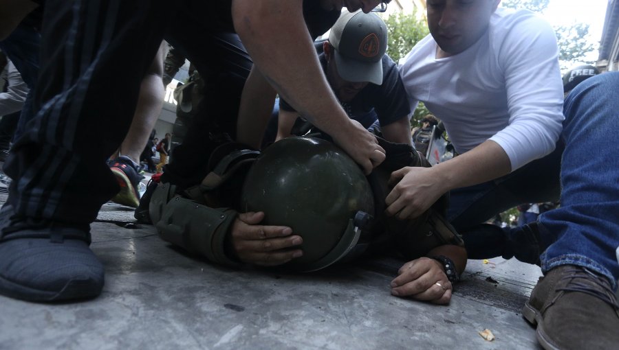 Cobarde agresión a carabinero en protesta por caso Catrillanca en Santiago: Lo dejaron inconsciente