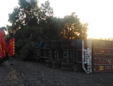 Conductor de camión falleció luego de chocar contra un árbol en ruta San Antonio - Santiago