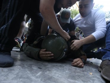 Cobarde agresión a carabinero en protesta por caso Catrillanca en Santiago: Lo dejaron inconsciente