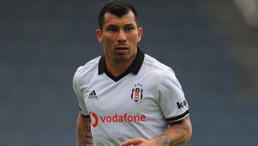 Besiktas rechazó primera oferta del West Ham United por Gary Medel