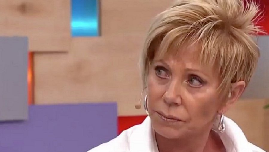 Raquel Argandoña lució extravagantes aros de condón en "Bienvenidos"