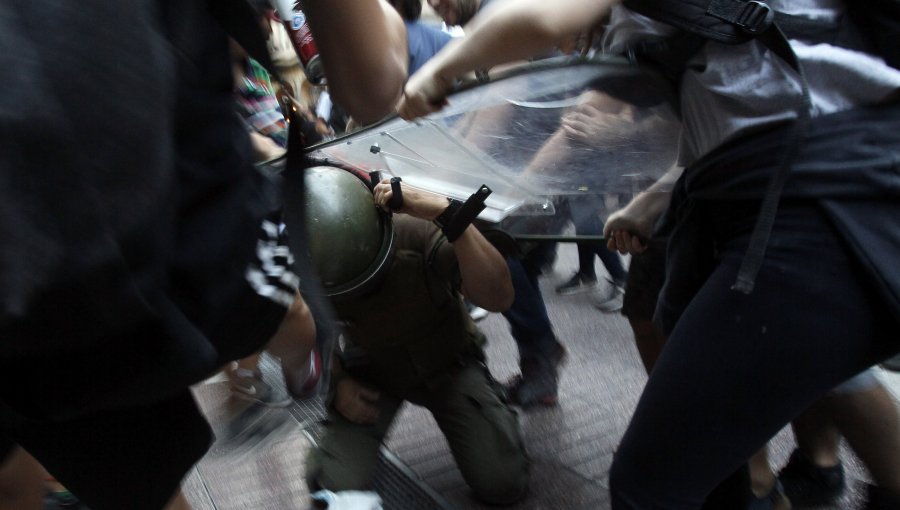 Decretan arresto domiciliario contra cinco imputados por agresión a Carabineros