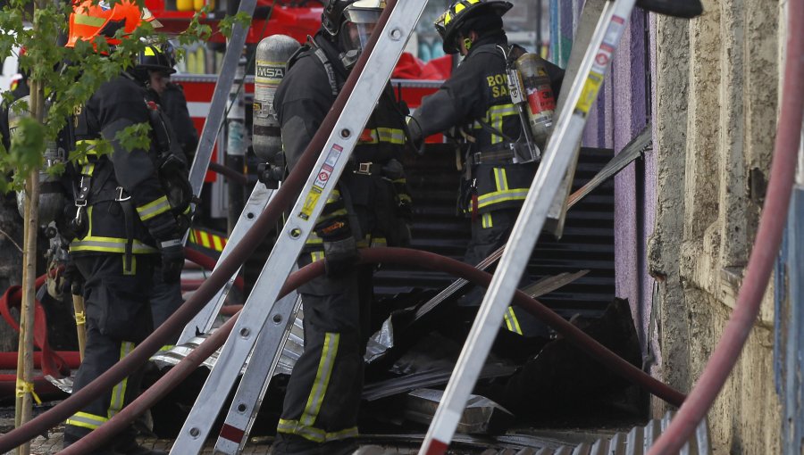 Incendio en Maipú dejó un muerto y dos viviendas con daños