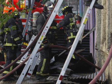 Incendio en Maipú dejó un muerto y dos viviendas con daños