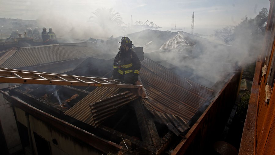 38 damnificados están albergados en Puente Alto tras voraz incendio