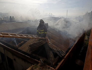 38 damnificados están albergados en Puente Alto tras voraz incendio