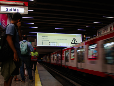 Metro de Santiago y Metrotren adelantaron la hora punta para este lunes 31 de diciembre