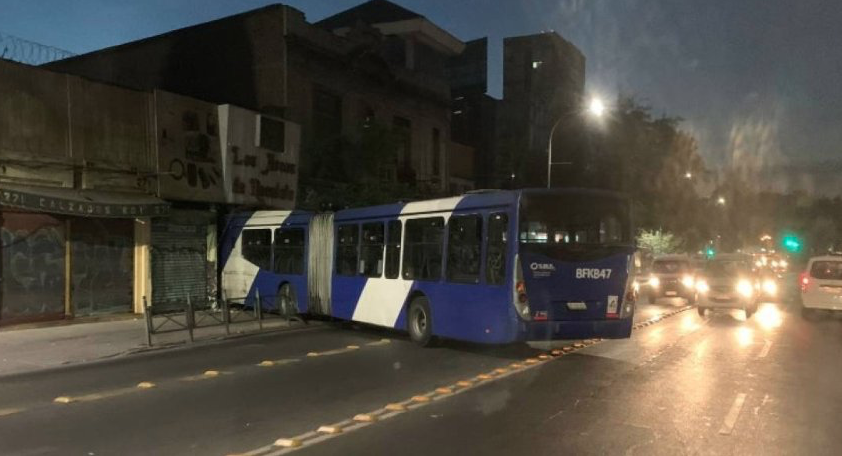 Bus del Transantiago choca y destruye emblemático restaurante de Recoleta