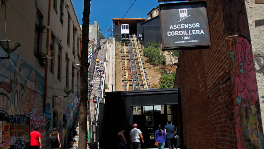 Ascensor Cordillera de Valparaíso vuelve a funcionar tras casi dos años cerrado