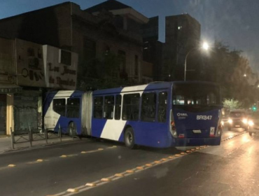 Bus del Transantiago choca y destruye emblemático restaurante de Recoleta