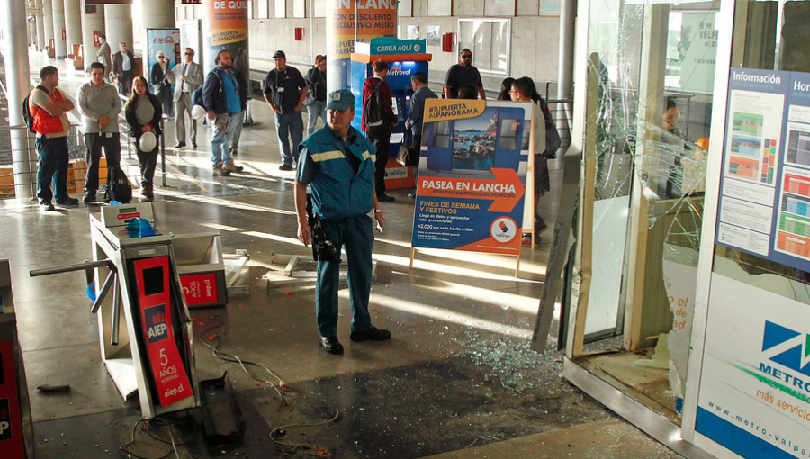 Con alunizaje: Delincuentes protagonizaron violento asalto en estación Puerto de Valparaíso